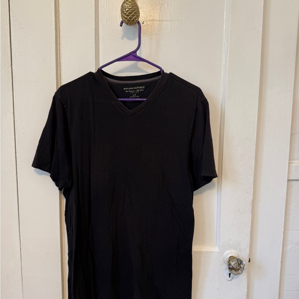 Banana Republic Men’s Black V‑Neck Tee